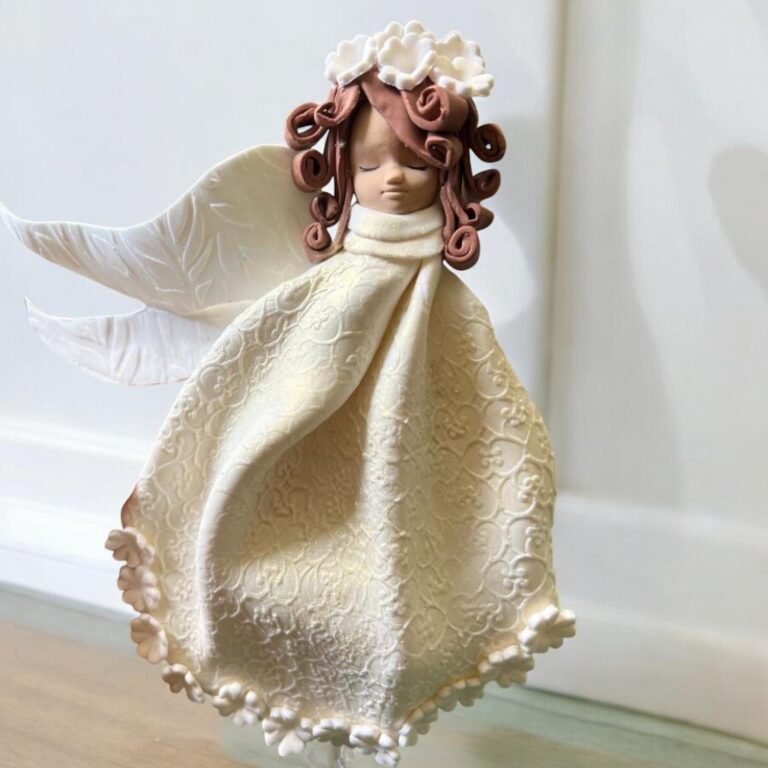 Pieza artesanal de porcelana fría hecha a mano en Taller Panda