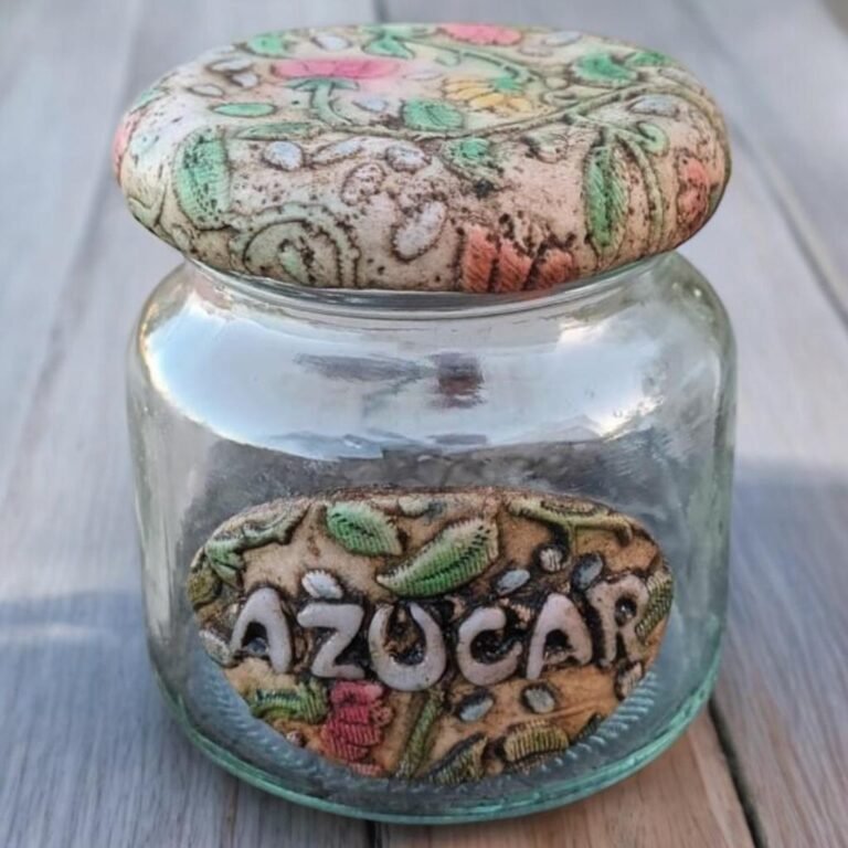 Pieza artesanal de porcelana fría hecha a mano en Taller Panda