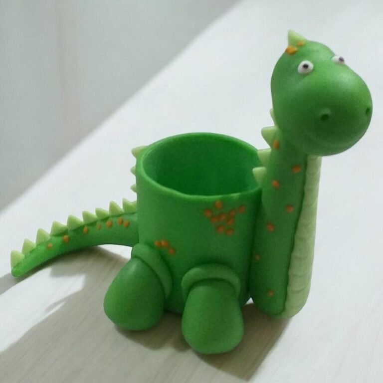 Pieza artesanal de porcelana fría hecha a mano en Taller Panda