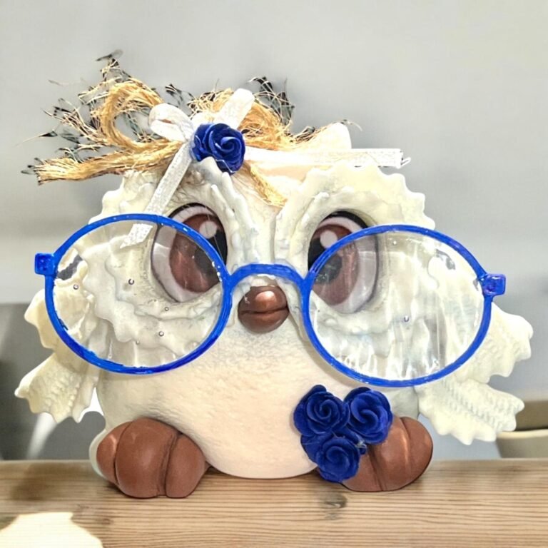 Pieza artesanal de porcelana fría hecha a mano en Taller Panda