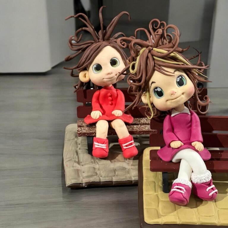 Pieza artesanal de porcelana fría hecha a mano en Taller Panda