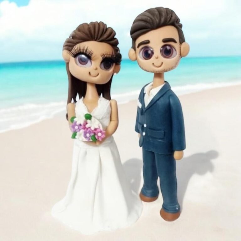 Mini-Me de porcelana fría de una pareja de novios en la playa