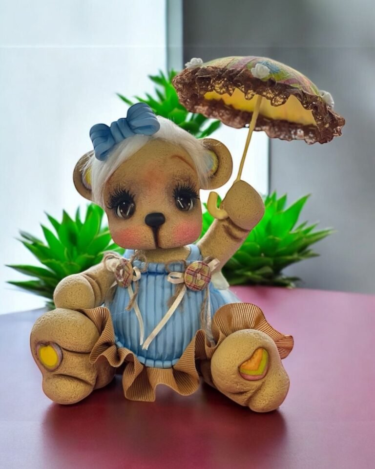 Pieza artesanal de porcelana fría hecha a mano en Taller Panda