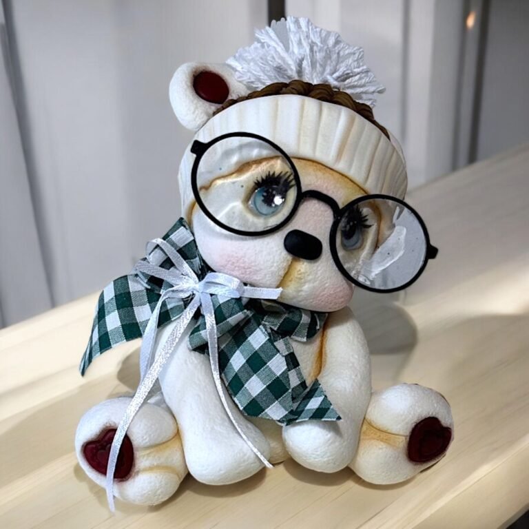 Pieza artesanal de porcelana fría hecha a mano en Taller Panda
