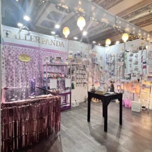 Interior de Taller Panda con estantes, materiales y luces