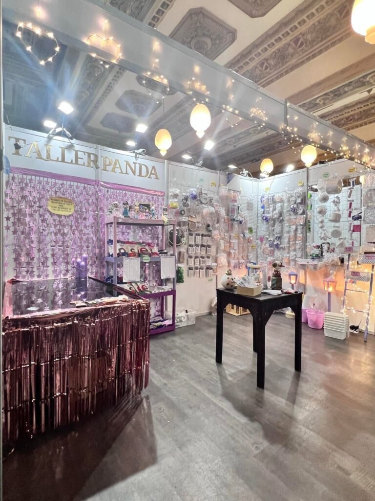 Interior del taller de Taller Panda con estantes y materiales