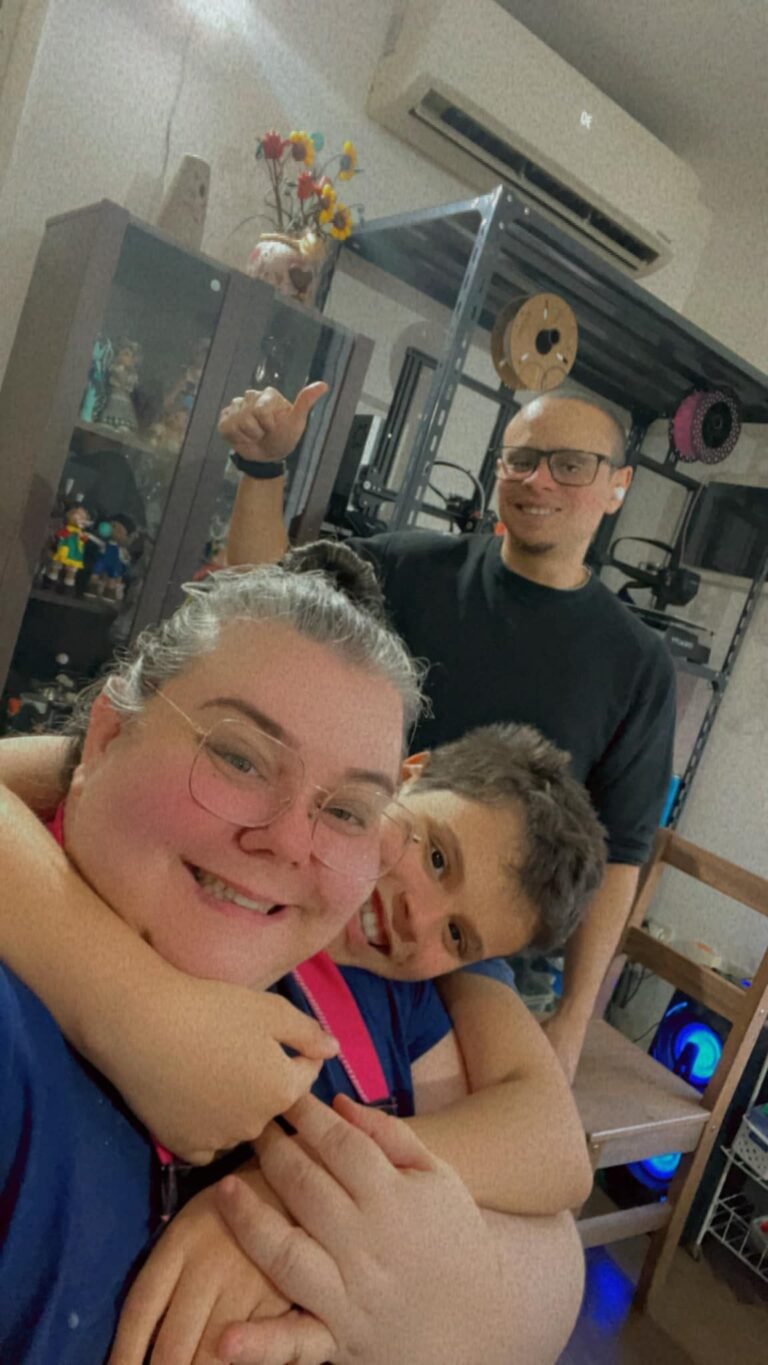 Familia sonriendo durante una clase en el taller