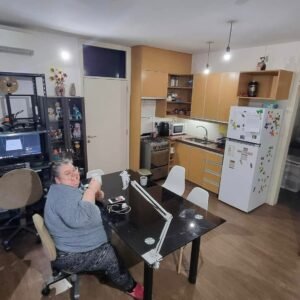Rincón del taller con mesa de trabajo y computadora