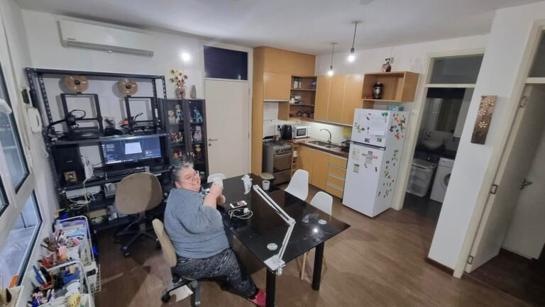 Rincón del taller con mesa de trabajo y computadora