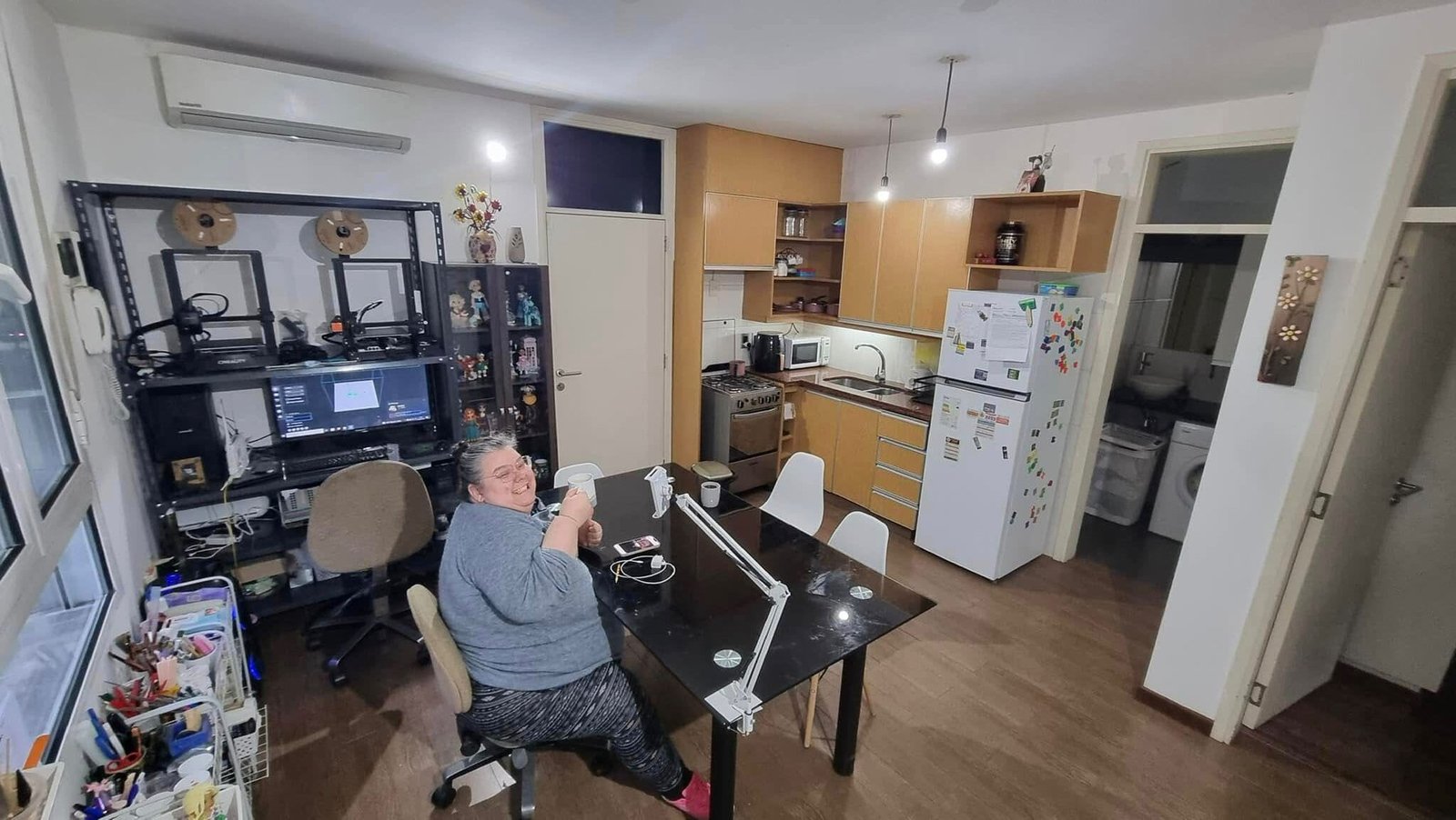 Rincón del taller con mesa de trabajo y computadora
