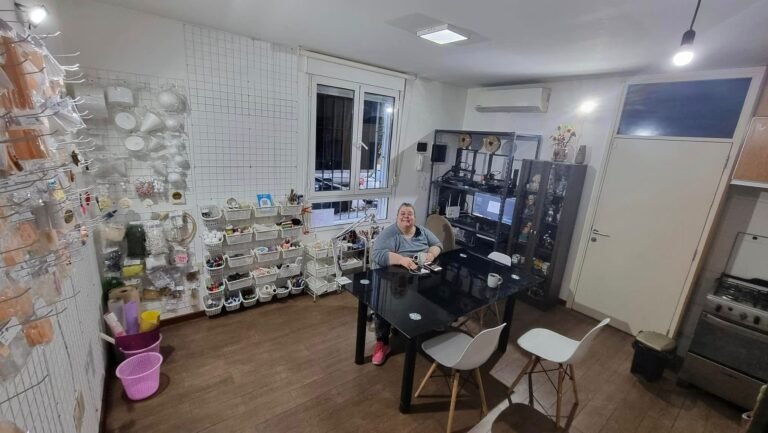 Vista general del taller con estantes de materiales