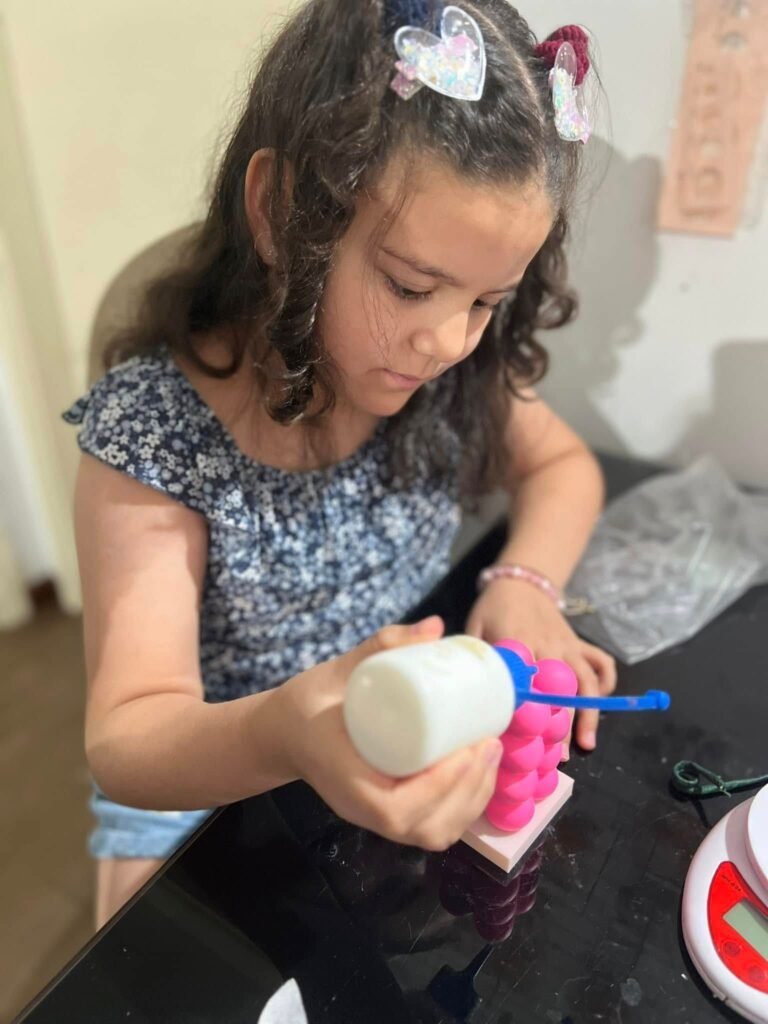 Niña modelando una pieza durante una clase