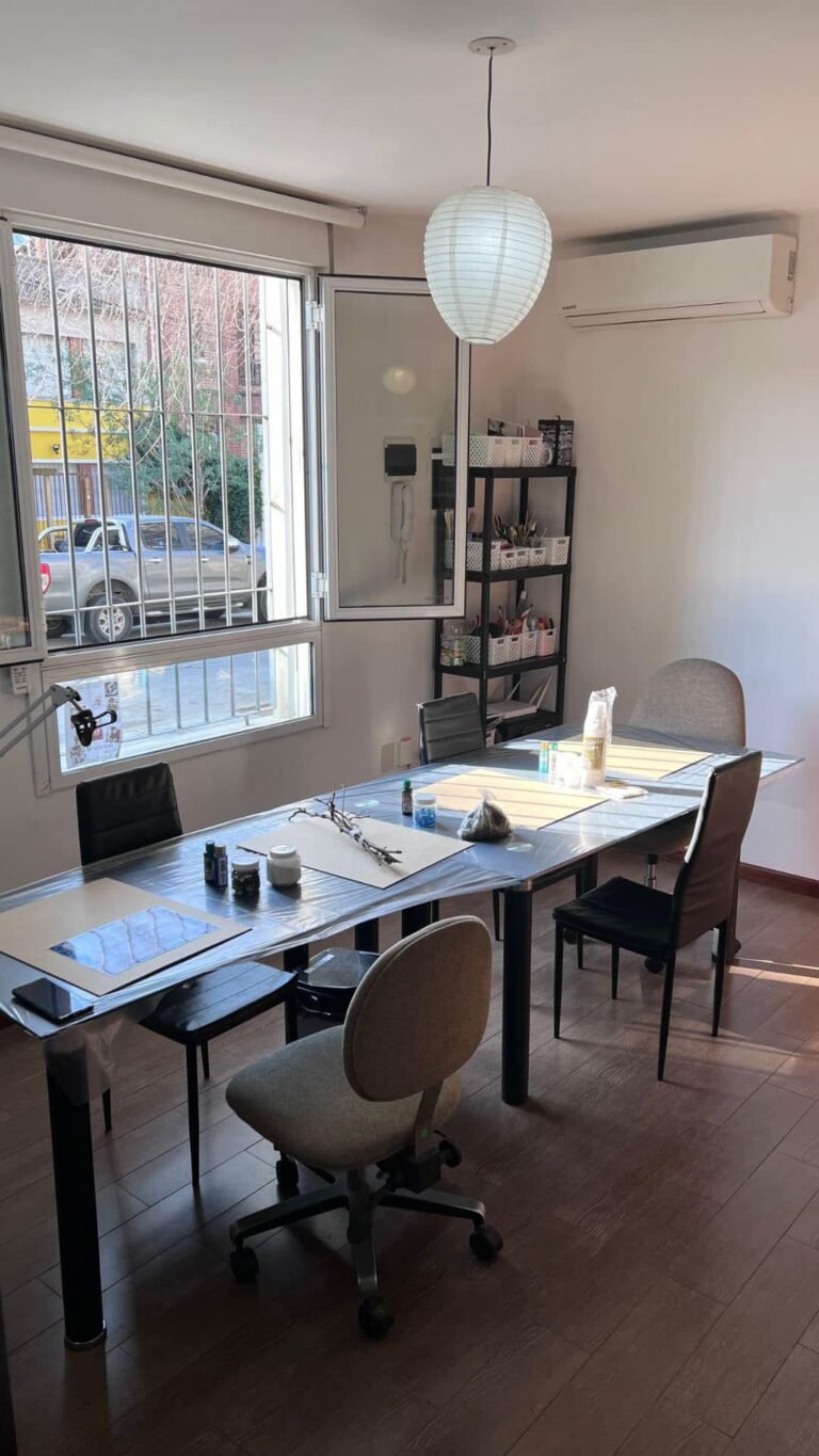 Mesa larga de trabajo del taller junto a la ventana
