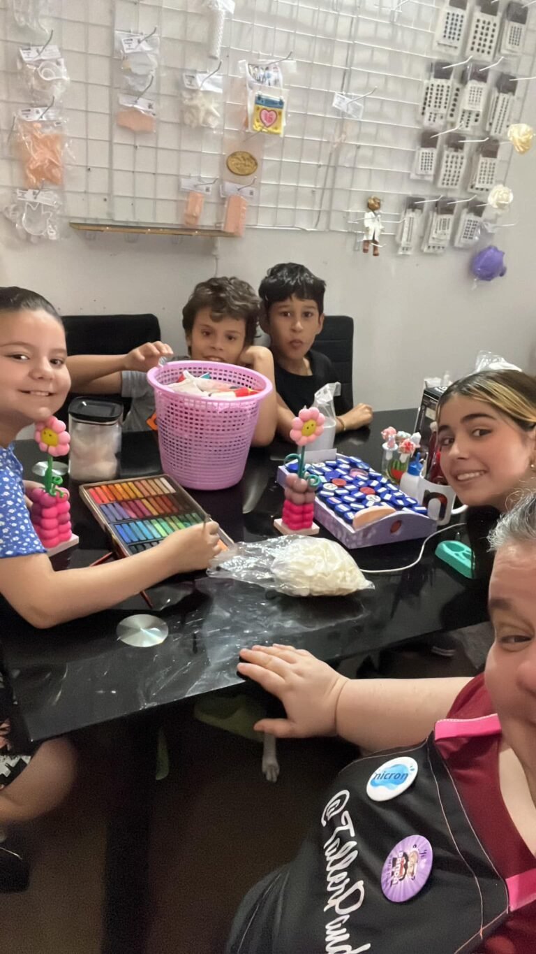 Niños y adultos trabajando juntos en una clase