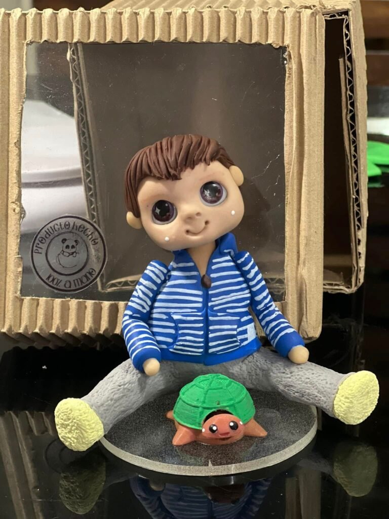 Pieza artesanal de porcelana fría hecha a mano en Taller Panda