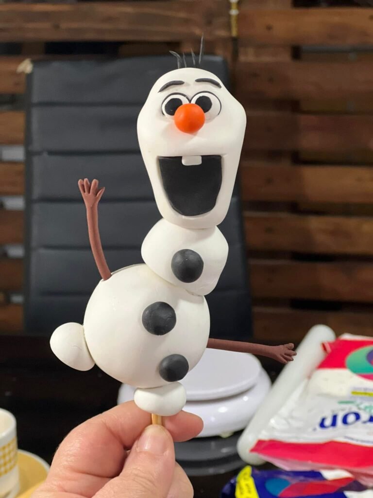 Muñeco de Olaf modelado en porcelana fría